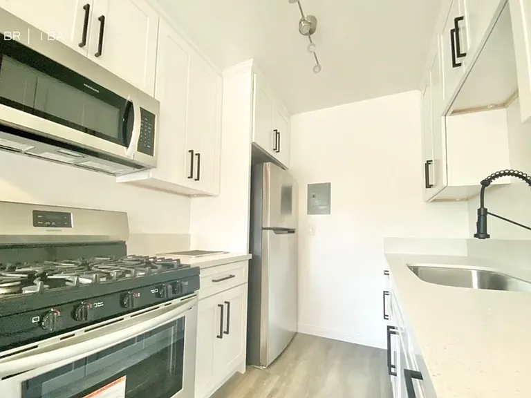 Vine Fullerton Apartments — Photo 12