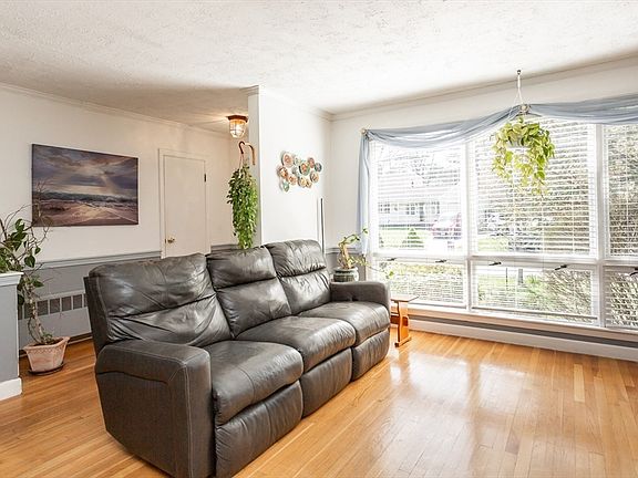 5th image of 2 Meadow Brook Rd