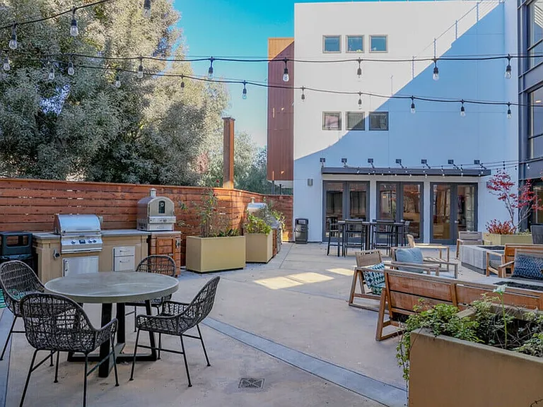 Outdoor Courtyard with Grills
