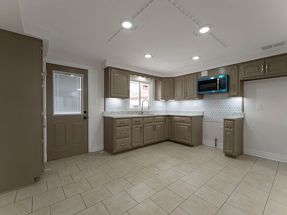 3rd image of 4515 W 88th St