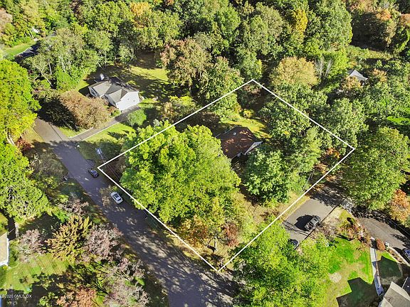 2nd image of 18 Stonehedge Dr S