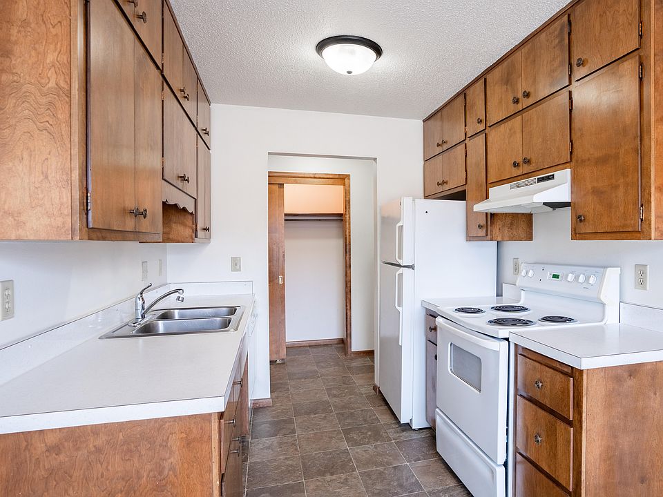 Fargo, ND Carr Apartments | 11A | Kitchen