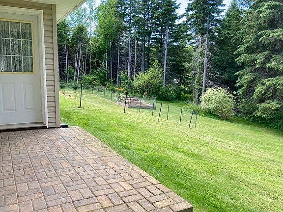4th image of 943 Rattenbury Rd