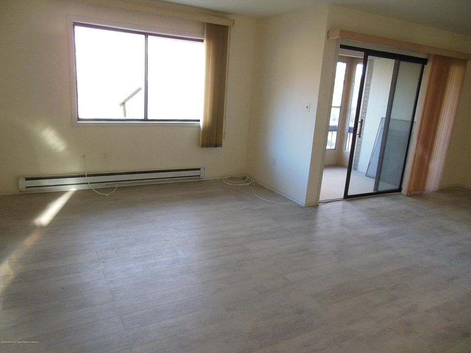 2nd image of 108 Lexington Ct
