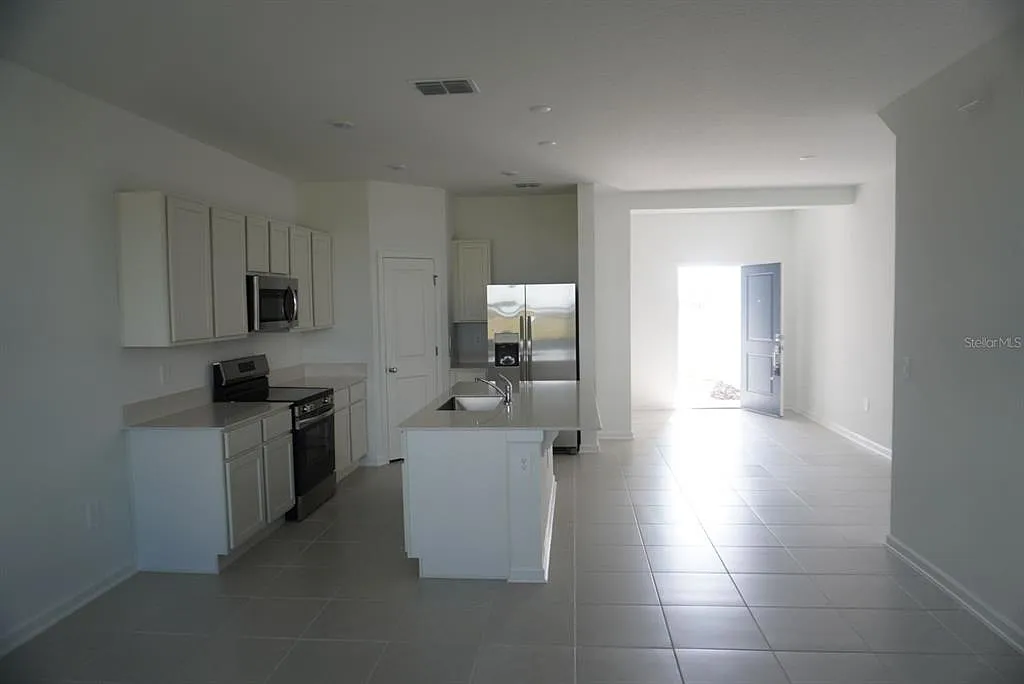 3 bed, 2.5 bath, 1627 sqft, $1,950 — Photo 3