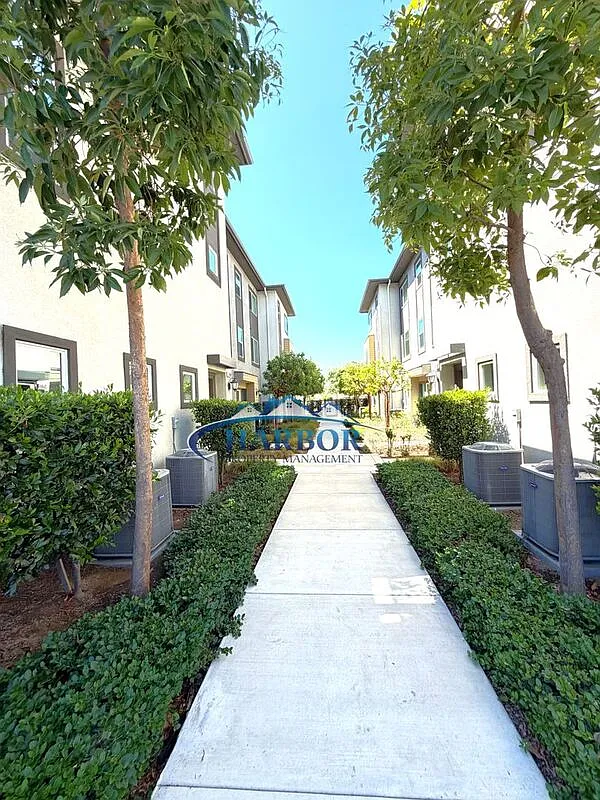 4 bed, 3.5 bath, 2119 sqft, $4,299 — Photo 4