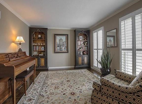5th image of 10529 Barton St