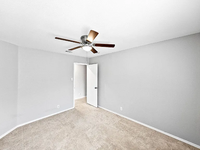 4902 Crestwood Hill Dr — Photo 32
