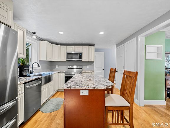 5th image of 42 Oakwood Street