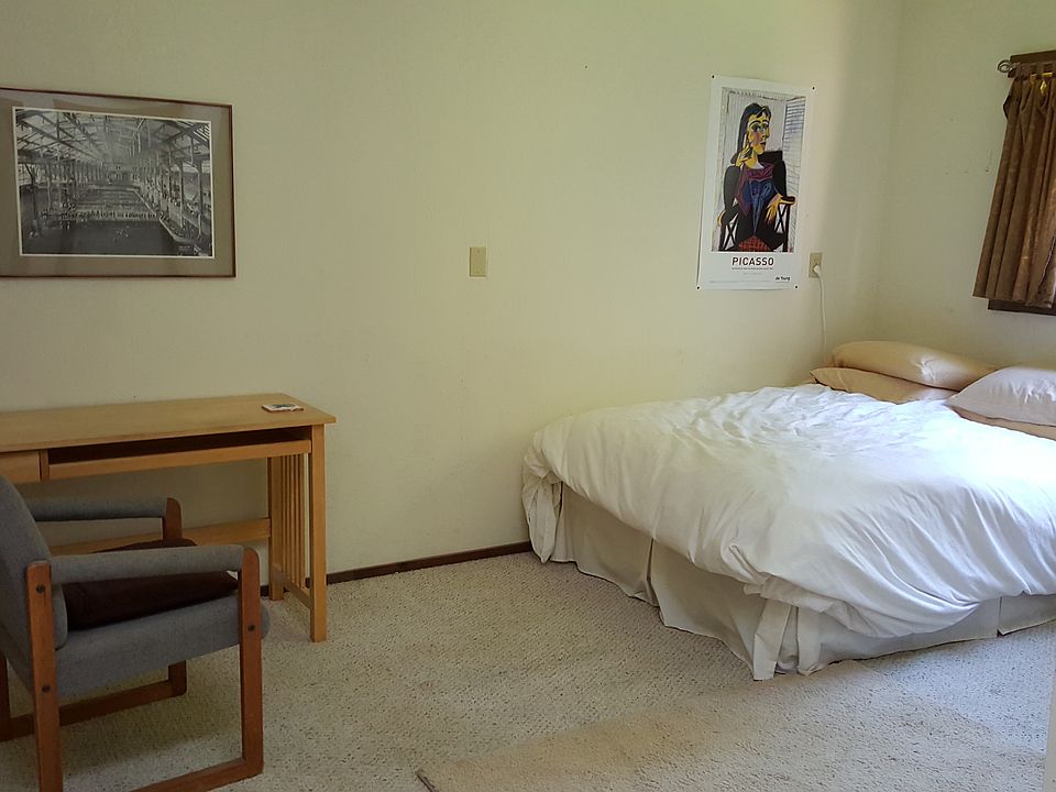 Bedroom before remodel