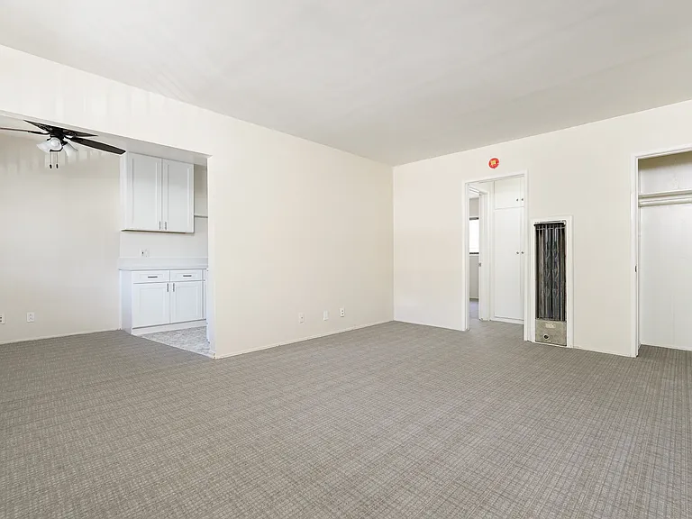 Living room/dining area