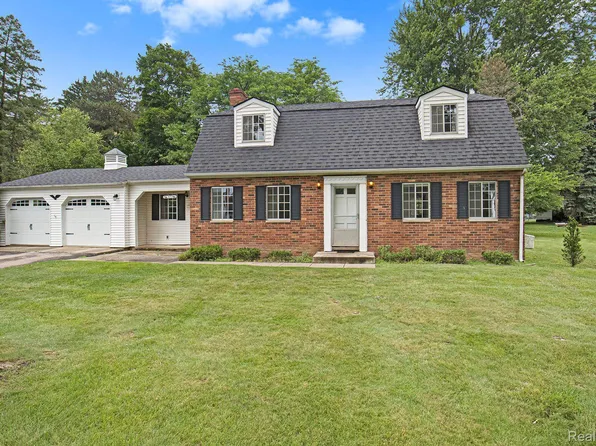 513 Riverside Dr, Linden, MI 48451