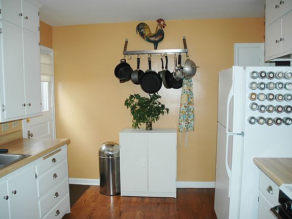 Kitchen (angle 1 of 2)