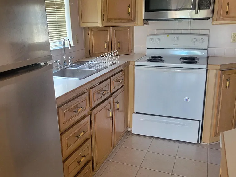 1720 NW 38th Ave #5 — Photo 2