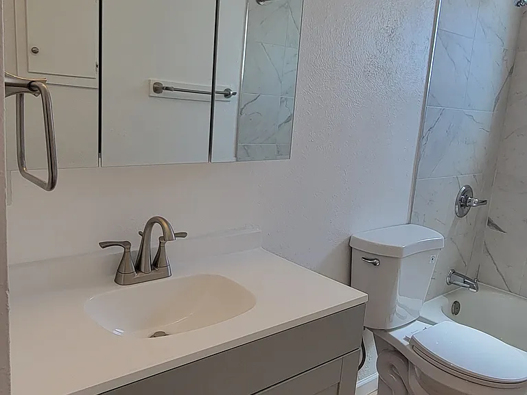2524 Chelwood Park Blvd NE #C — Photo 28