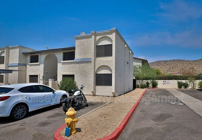 1540 W Mercer Ln #4 — Photo 2