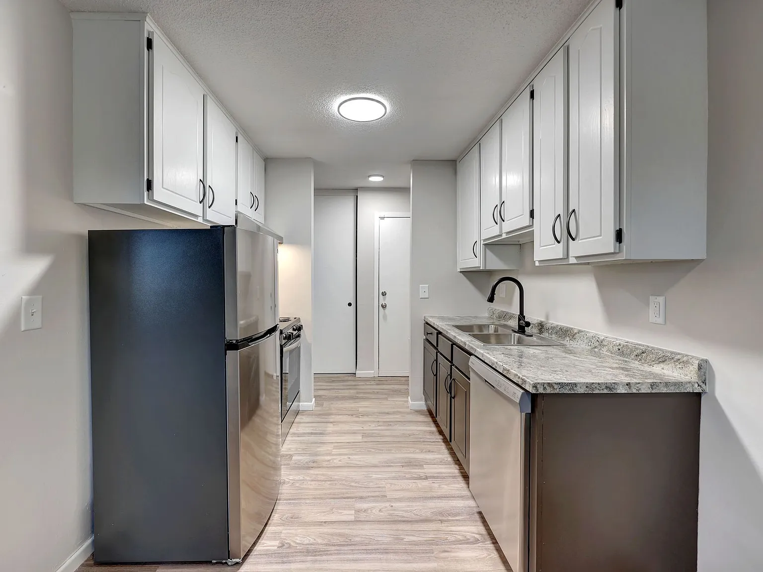 Royal Oaks Apartments — Photo 3