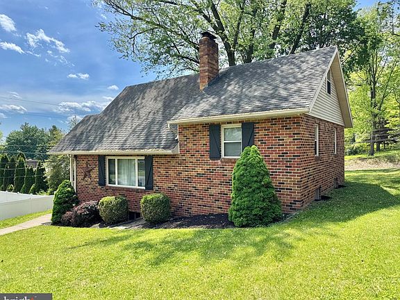 2nd image of 610 Georgian Pl