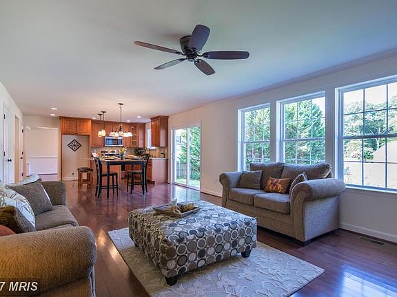 4th image of 974 Woodland Cir