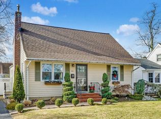 26 Davis Ln, Red Bank, NJ 07701