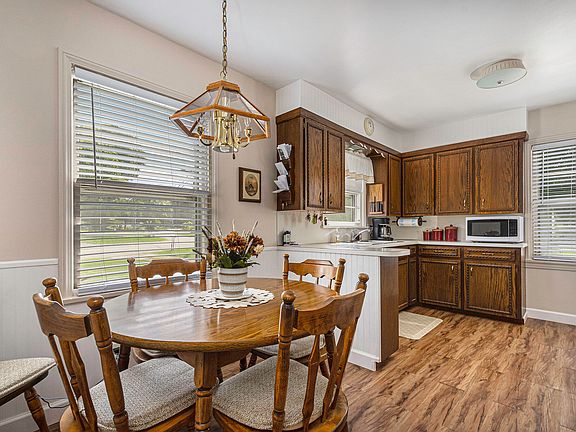 4th image of 2853 Foster Ave NE