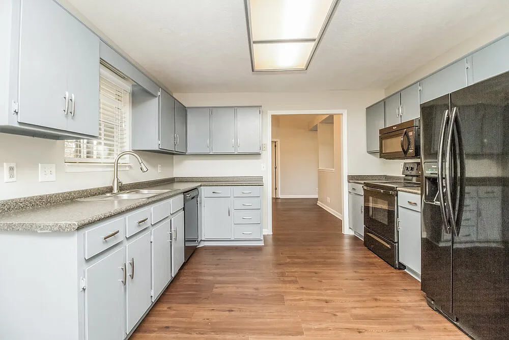 3 bed, 2.0 bath, 1481 sqft, $2,355 — Photo 4