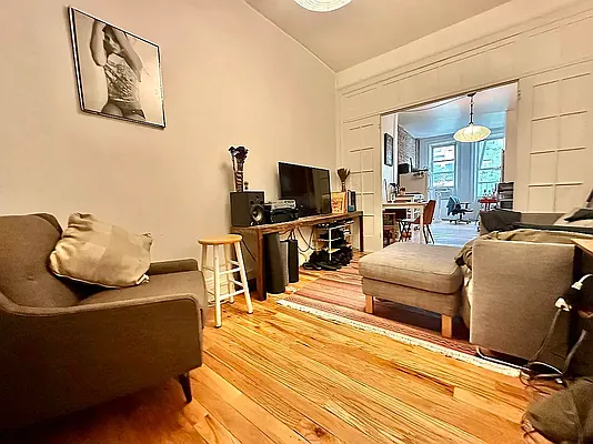 Rented by Outlive | media 10