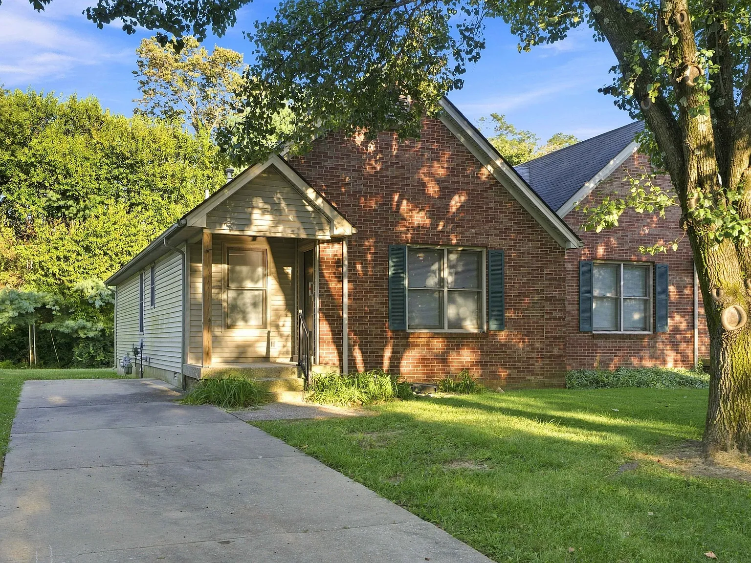 3 bed, 1200 sqft, $1,435 — Photo 1