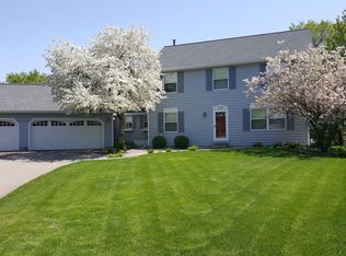 1325 Lexington Ct, Chaska, MN 55318