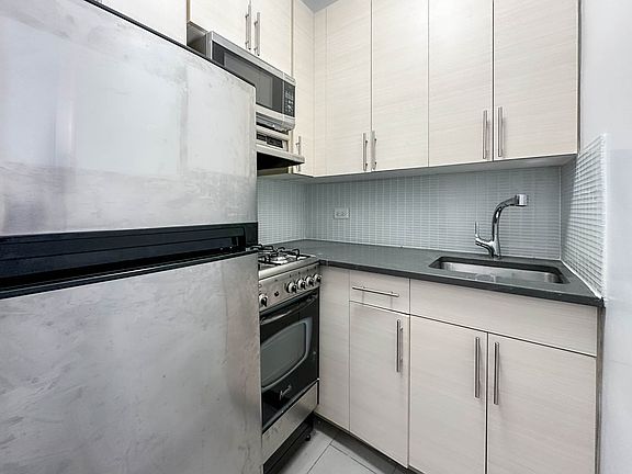3rd image of 4 Park Ave APT 10N