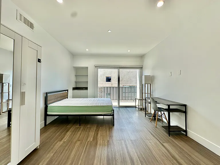 1515 Colby Ave — Photo 24