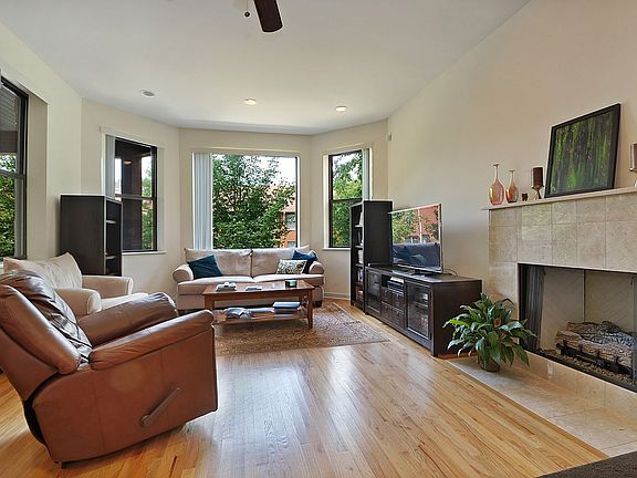 2nd image of 2147 W Evergreen Ave Unit 101
