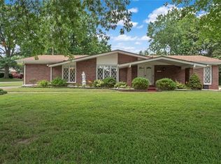 3845 Woodcrest Dr, Florissant, MO 63033