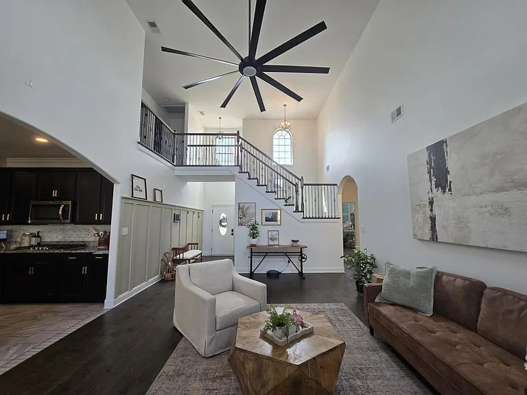 425 Veronica Ct — Photo 4
