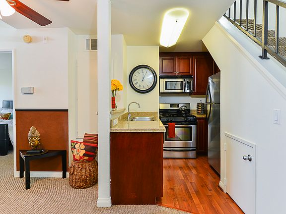 3rd image of 5510 Owensmouth Ave APT 326