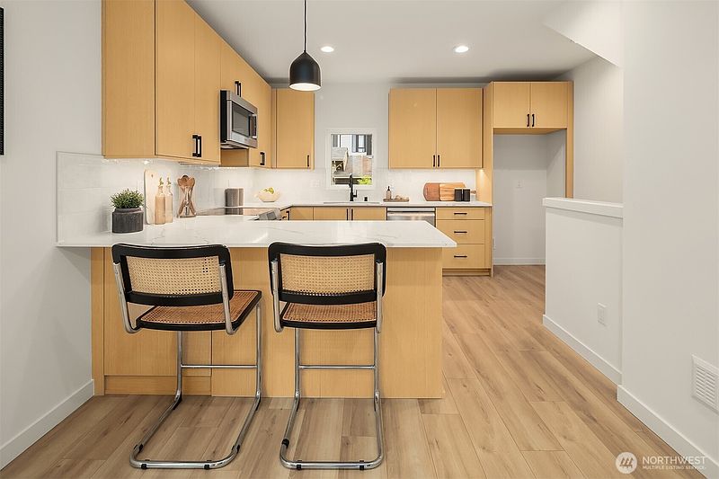 4th image of 805 NE 71st Street