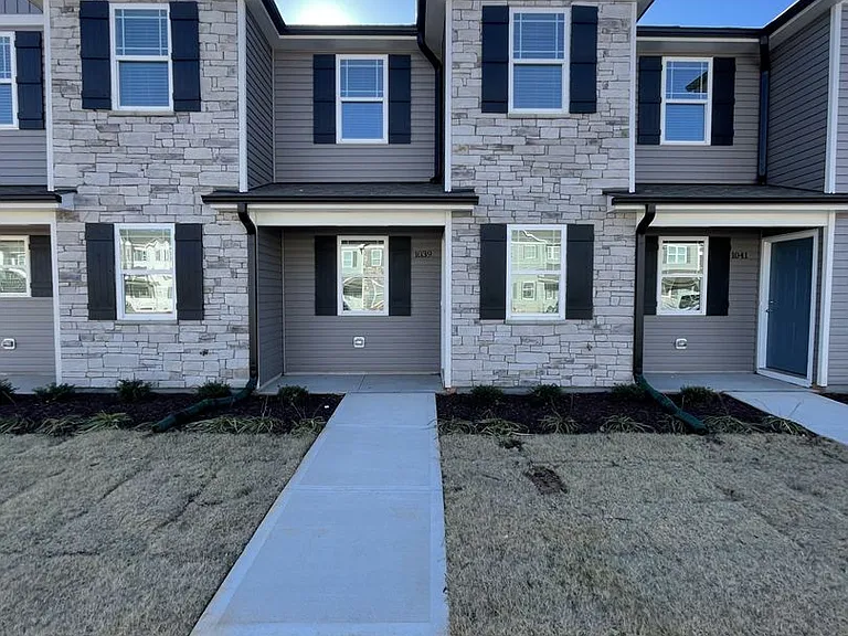 1039 Peony Ln — Photo 1