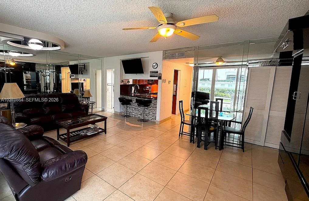 Alexander Towers Condo — Photo 4