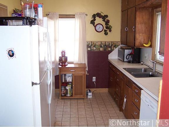 3rd image of 643 E 3rd St