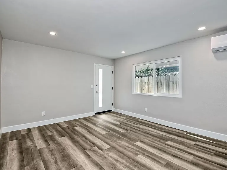 5430 Lauretta St — Photo 10