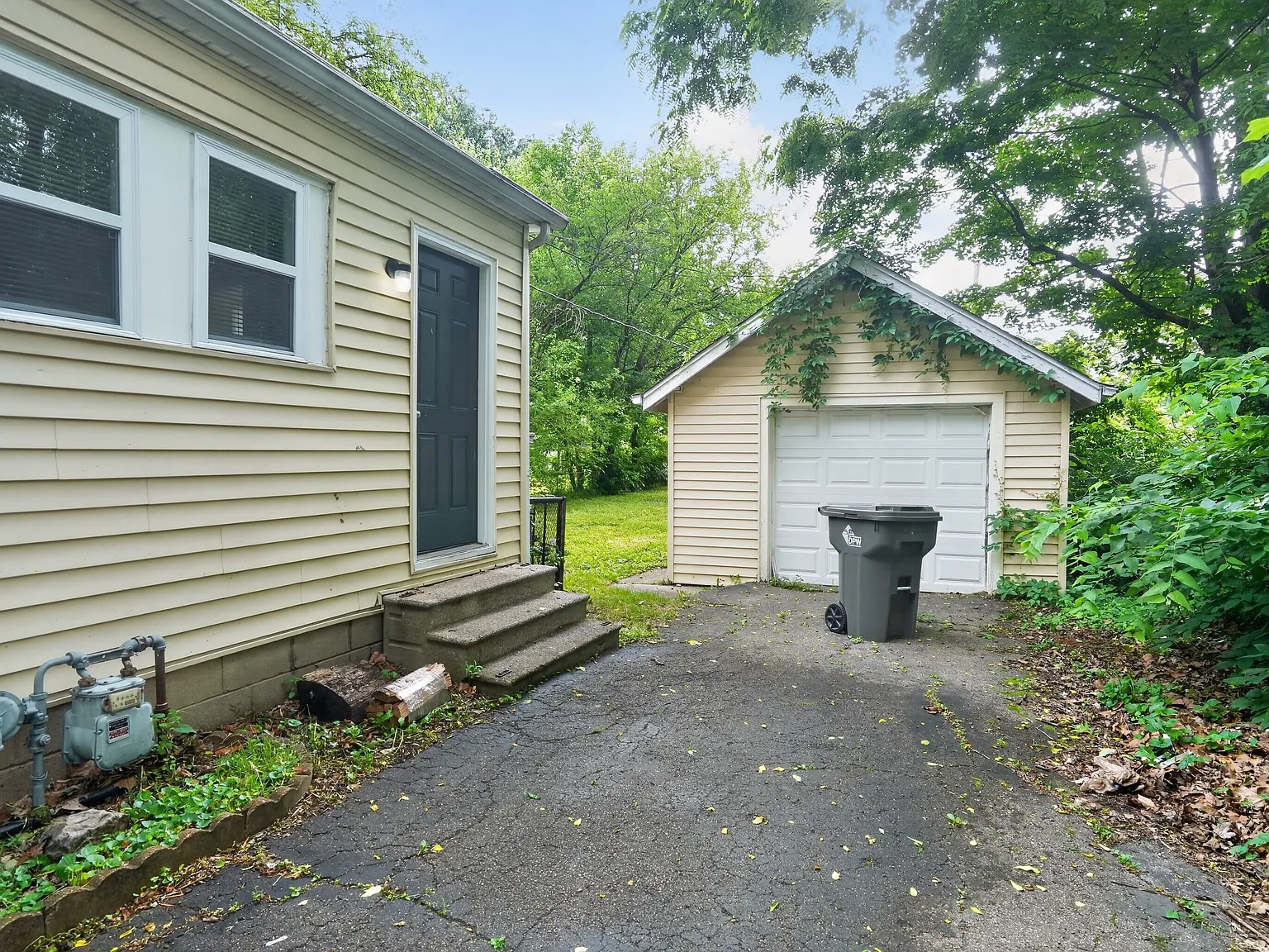 3 bed, 906 sqft, $1,600 — Photo 3