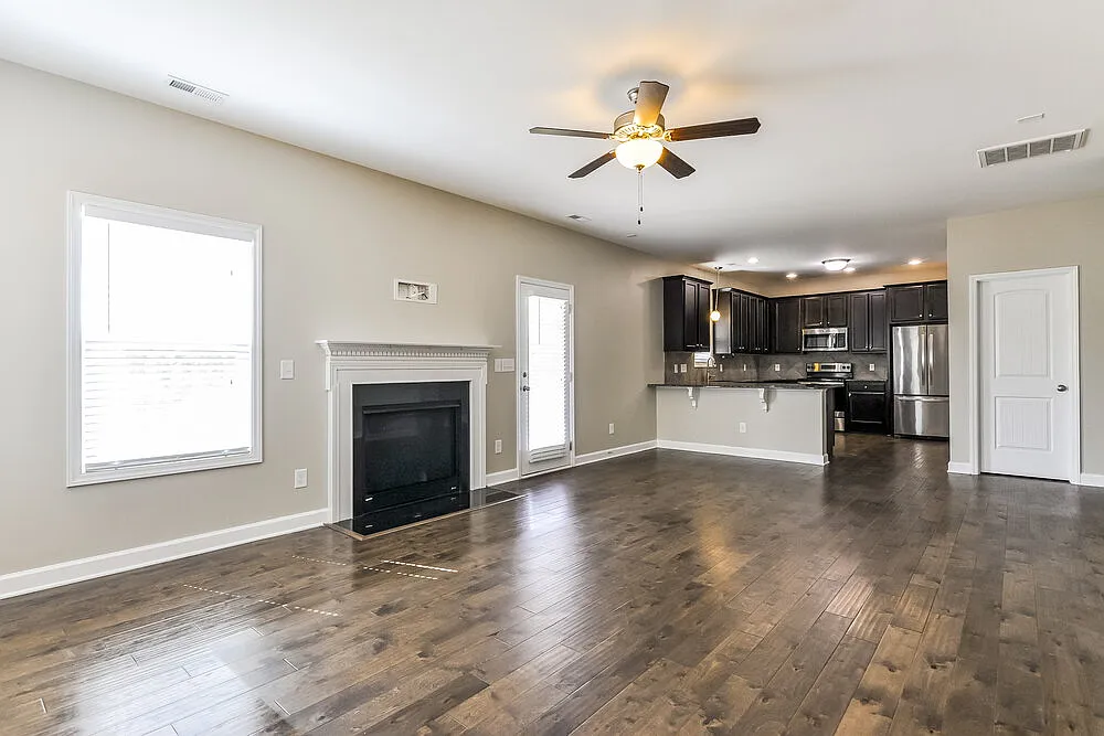 3 bed, 2.5 bath, 2018 sqft, $2,240 — Photo 2