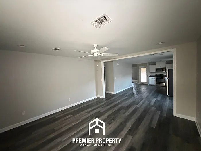 110 Castlebar Cir — Photo 3