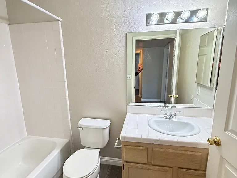 960 N Sloan Ln #104 — Photo 15