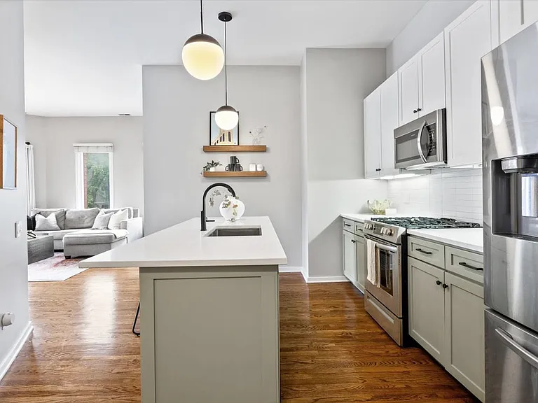1955 N Leavitt St #2B — Photo 5