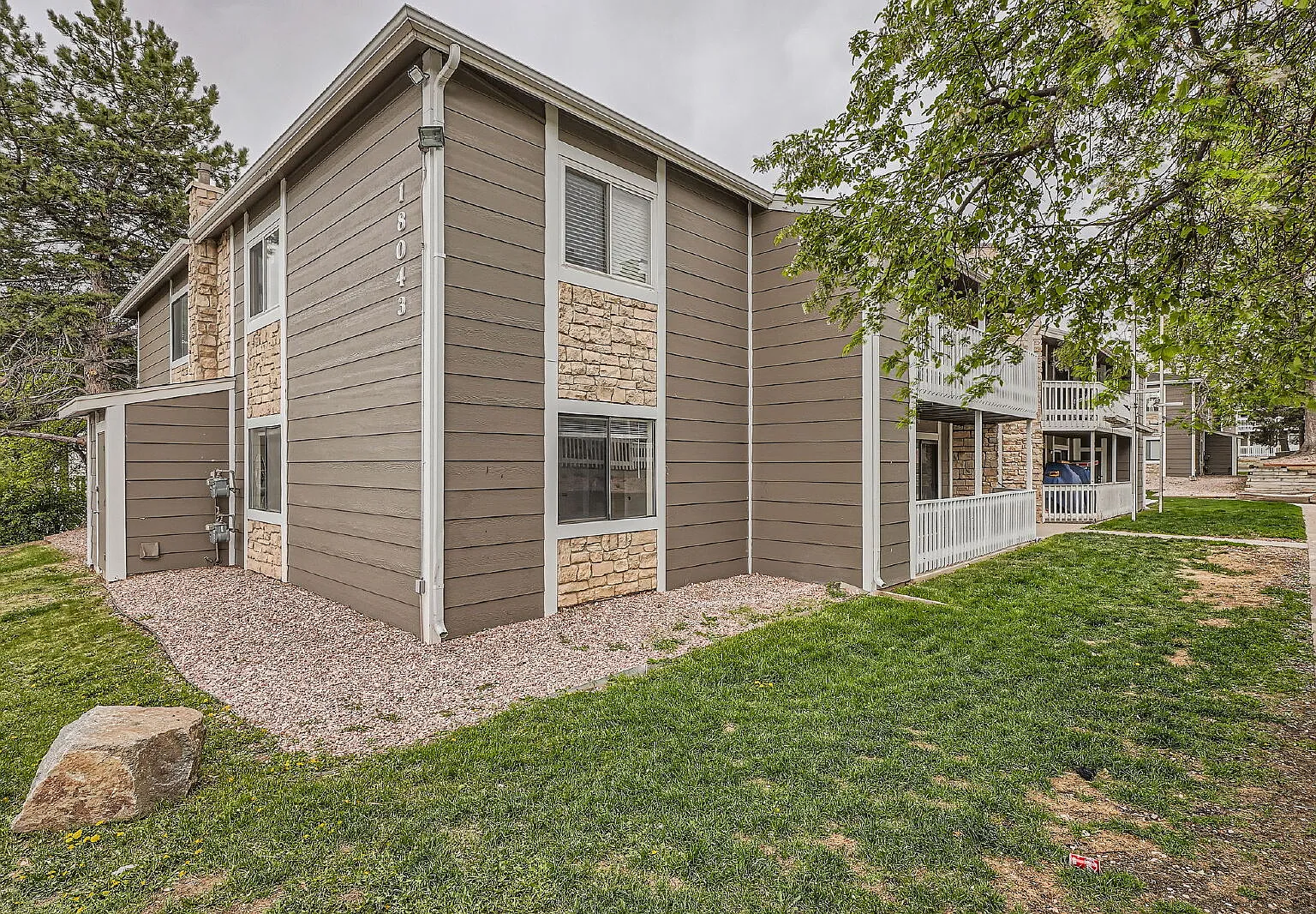 3 bed, 2.0 bath, 1177 sqft, $1,895 — Photo 3