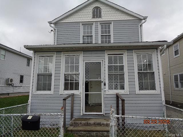 1st image of 19 E 10th Road