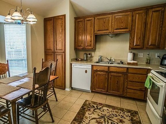 5th image of 923 Benjamin Dr