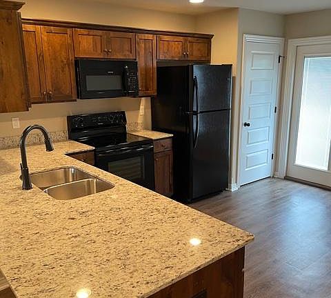 4th image of 890 Iroquois Dr