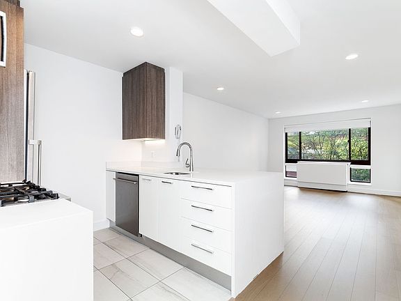 3rd image of 311 W 50th St #Q3